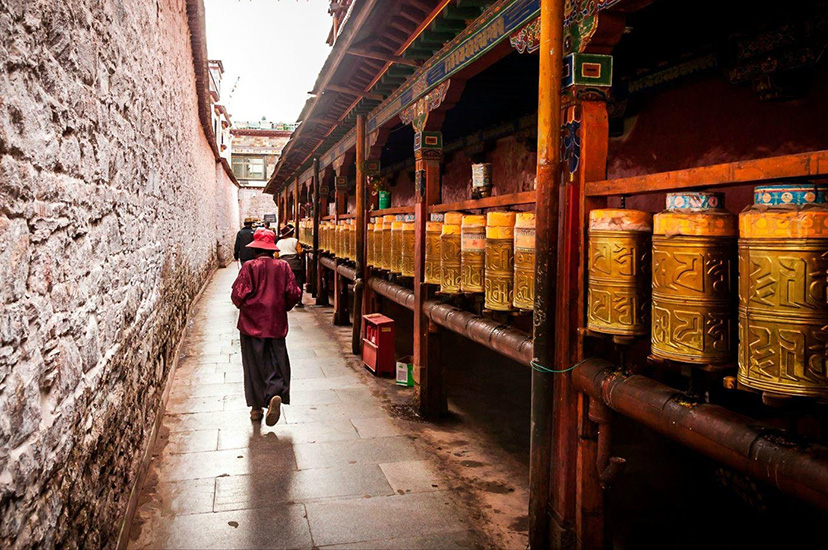上海発　チベットラサとヤムドォク湖４日間観光ツアー