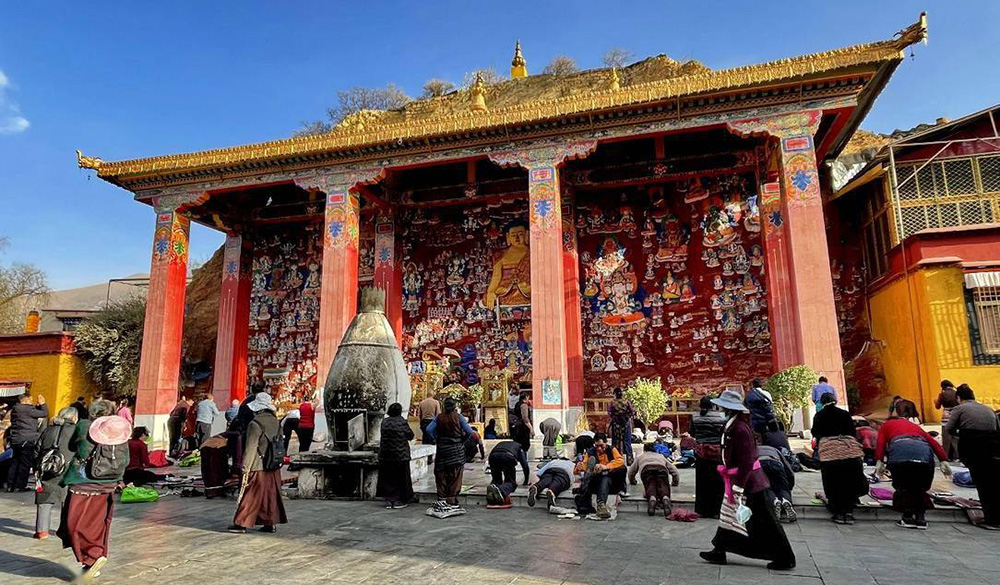 チベットラサとヤムドォク湖３日間観光ツアー